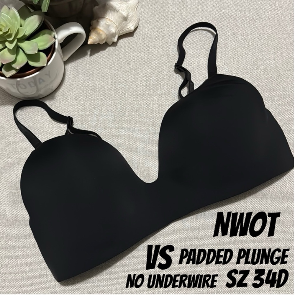 NWOT-Victorias Secret Lightly Padded Plunge Bra-Sz 34 D No Wire Style-Black